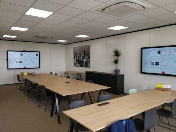 Clevertouch Pro lux 86 Barco Clickshare meetingroom Cosmolift aalter Marcelis Smart Office interactief scherm