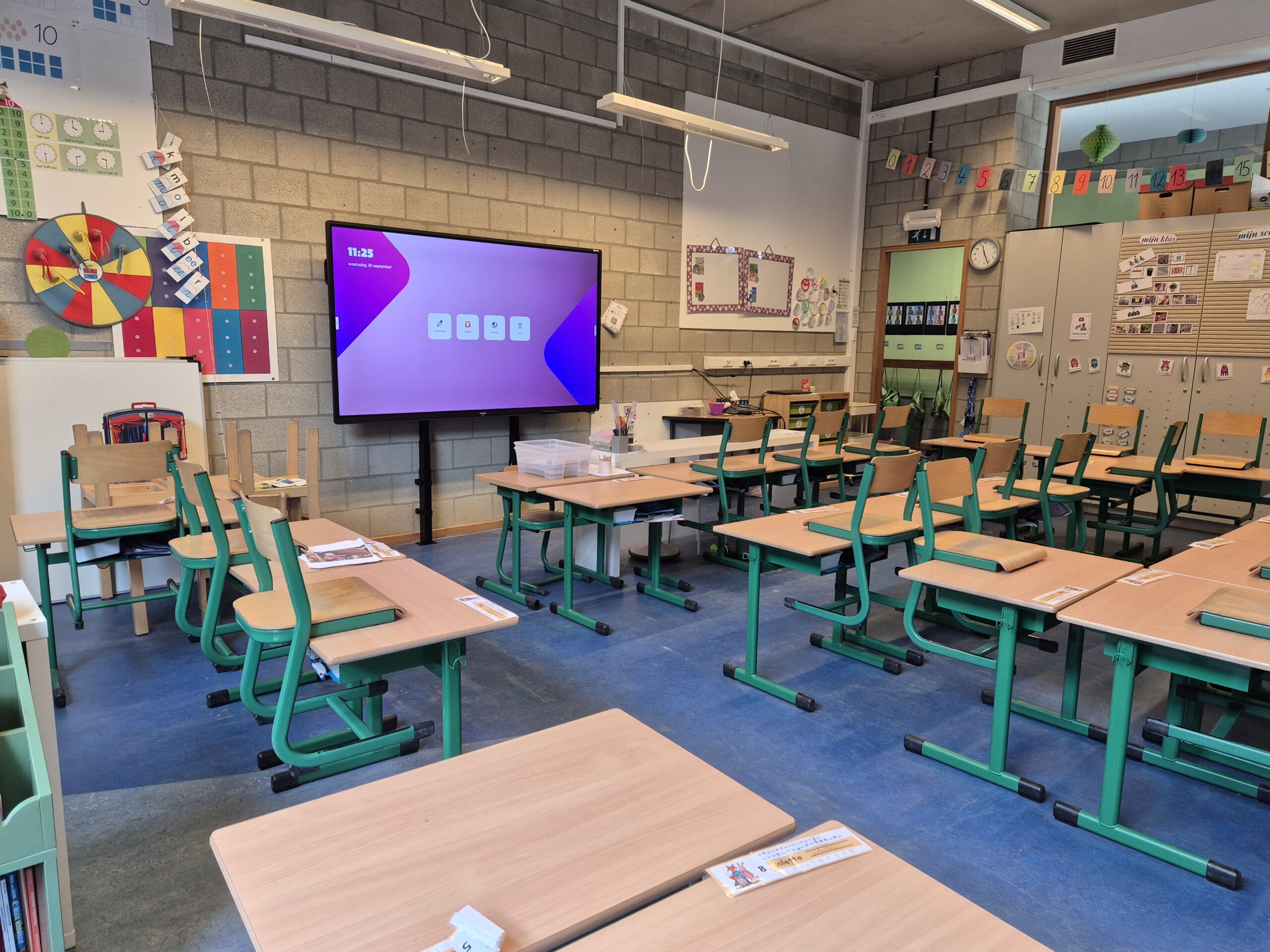 Afgewerkt klaslokaal met interactief lesbord