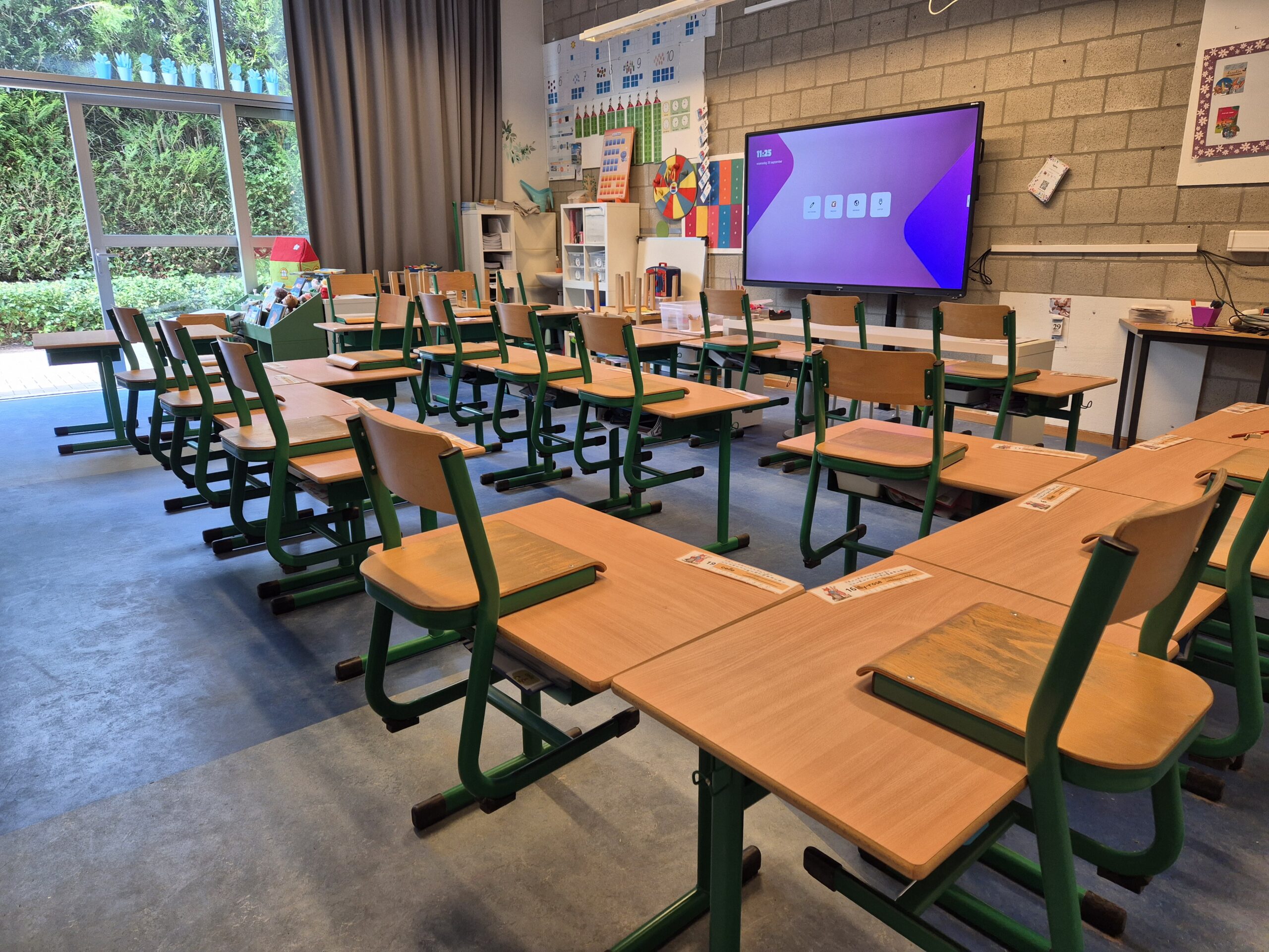 Klaslokaal in Sint-Pieters-Leeuw met geïnstalleerd interactief lesbord